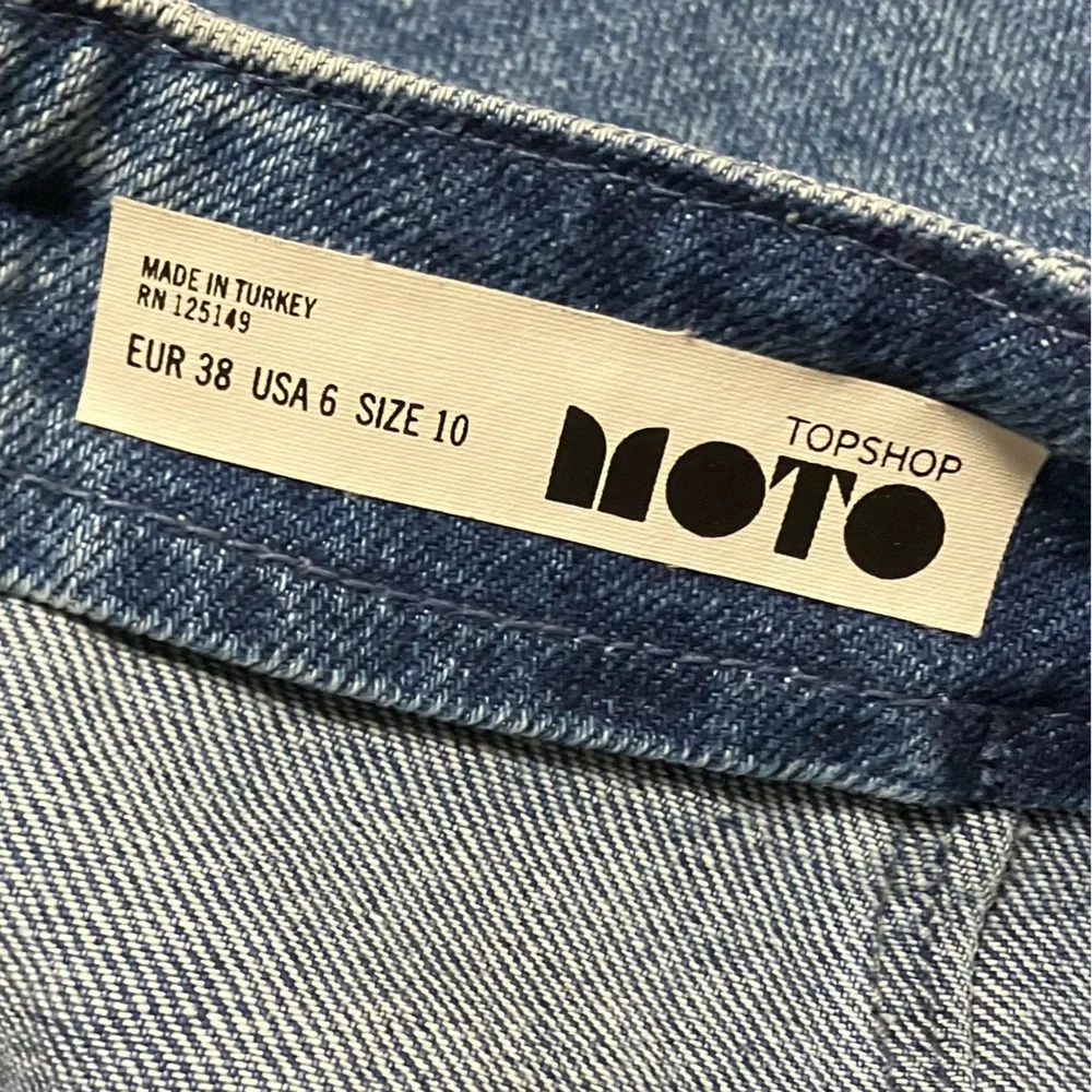 TOPSHOP MOTO | Floral Embroidered Denim Distressed Jean Skirt - Picture 7 of 7